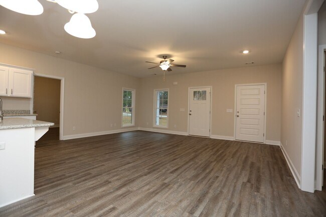 Foto del edificio - 4 Bedroom Brick House Available TODAY!