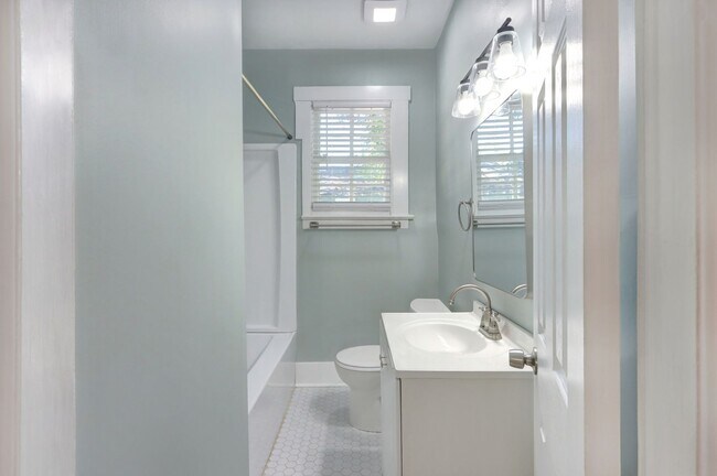 Foto del edificio - Renovated Three Bedroom, Two Bathroom Sing...