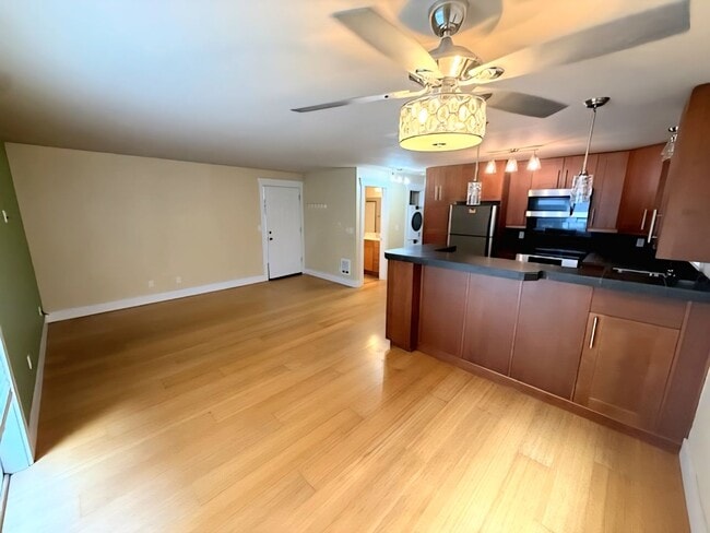 Foto del edificio - Modern West Seattle Condo | Beautiful Two Bedroom with Private Balcony
