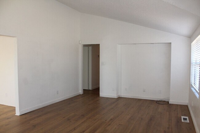 Building Photo - Choctaw 5 Acres! You will be so surprised!