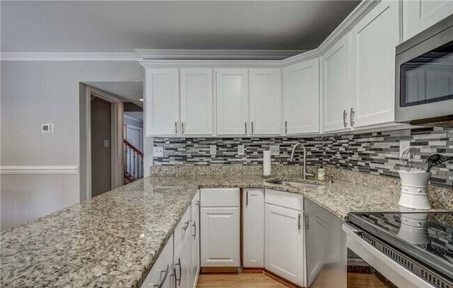 Building Photo - Beautiful, Updated 3-4 Bedroom Townhome in...