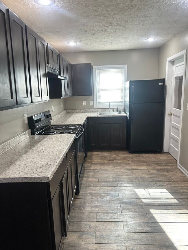 Foto del edificio - Comfortable 3 Bedroom Home with Fenced Backyard