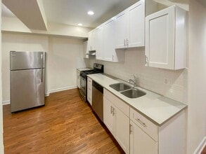 Building Photo - 1831 W Leland Ave