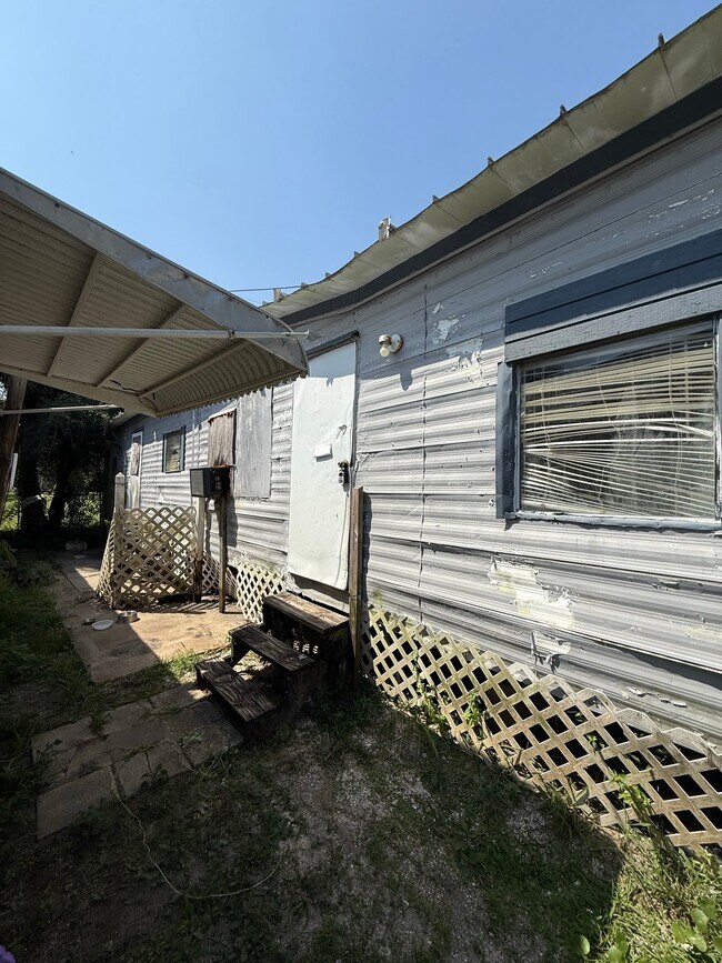 Building Photo - 622 N Beach St