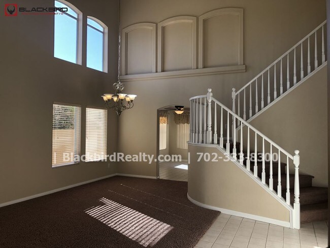 Foto del edificio - Four Bedroom With a POOL Three Car Garage