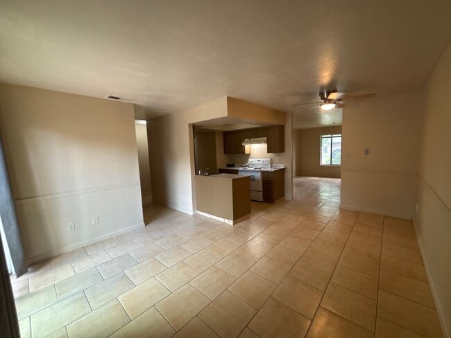Foto del edificio - CHARMING 3 BEDROOM 2 BATHROOM SINGLE-STORY IN STOCKTON!