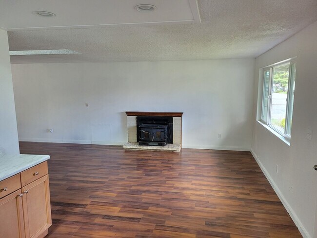 Building Photo - 3 Bedroom Single Family Home in Everett wi...