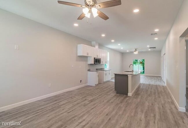 Building Photo - 3 br, 2 bath House - 509 E Lake Ave UNIT