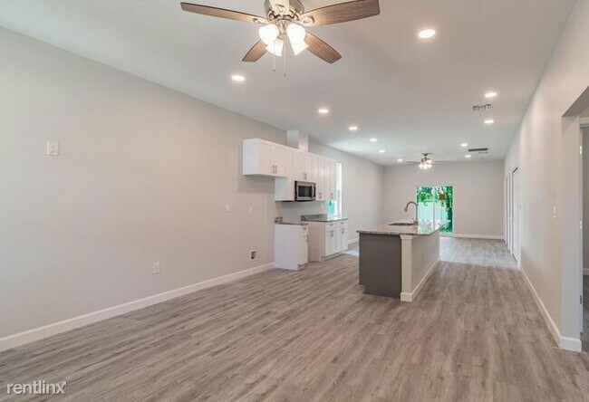 Foto del edificio - 3 br, 2 bath House - 509 E Lake Ave UNIT