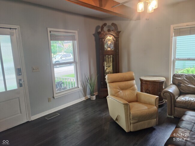 Foto del edificio - 121 N Main St