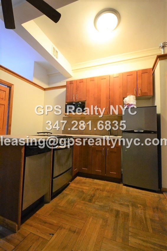 Building Photo - 339 W 71st St