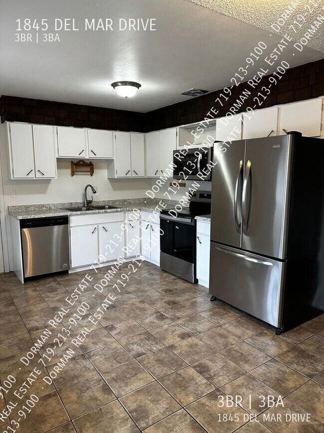 Building Photo - 1845 Del Mar Dr