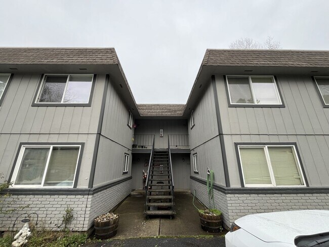 Foto del edificio - 2 Bed 1.5 Bath Spacious Apartment - New Washer and Dryer Hook-ups NEWLY REMODELED