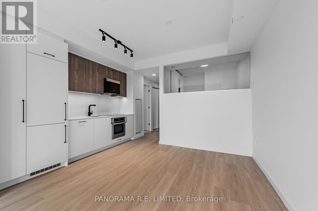Building Photo - 689-689 The Queensway