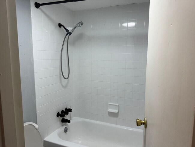 Foto del edificio - * MOVE IN SPECIAL * 1/2 OFF 2ND MONTH'S RENT!! Spacious 876 SF Unit - 2 bd / 1 ba near UF - Brand...