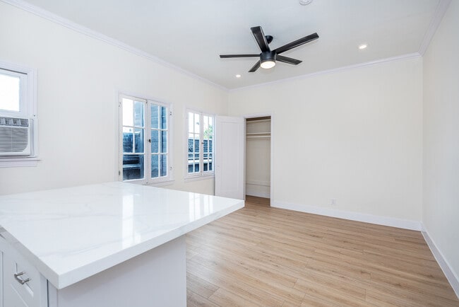 Studio - 153 S La Brea Ave