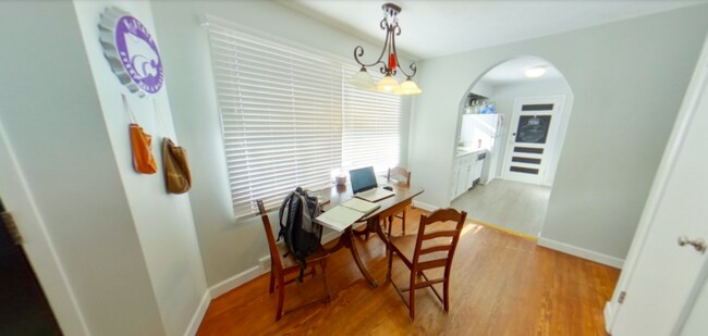Foto del edificio - 3D Tour Available - 2 Blocks from KSU Campus + Washer & Dryer Included + Off-Street Parking! Avai...