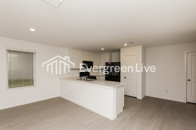 Foto del edificio - 10724 Dusty Rnch Rd