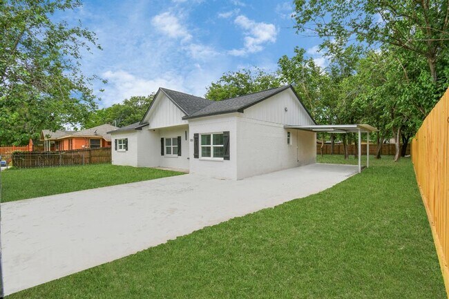 Building Photo - 701 E Canino Rd