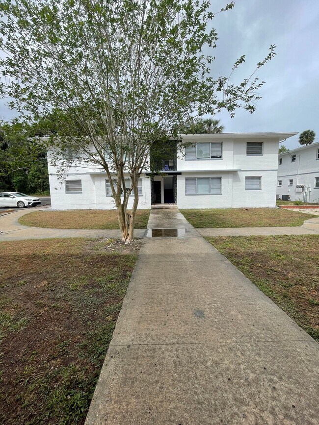 Foto del edificio - Renovated Spacious 2/2~w/All-in One Washer/Dryer & New AC~Deland