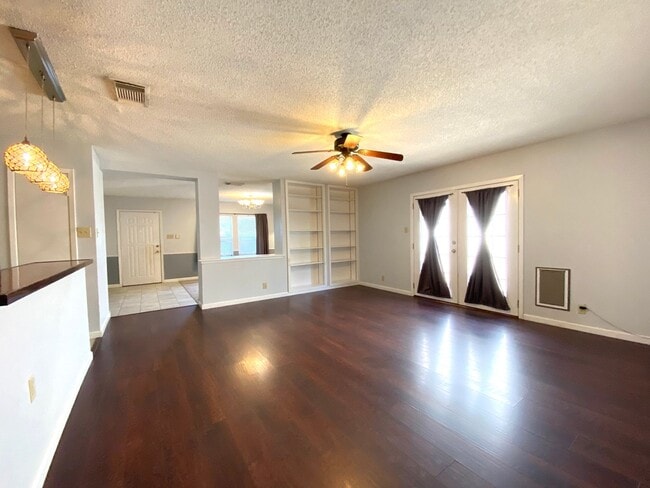 Building Photo - 9814 Echo Plain Dr