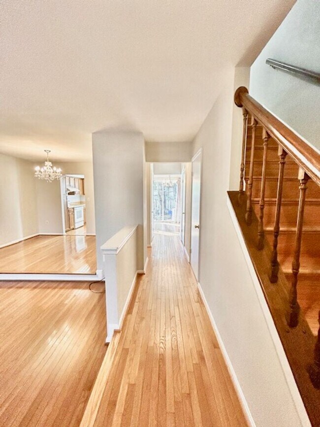 Building Photo - Spacious and bright 3BR/2.5BA townhouse with enclosed back patio