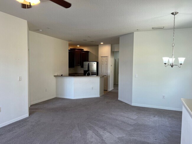 Foto del edificio - 3 Bed/ 2 Bath Condo w/1 Car Garage availab...