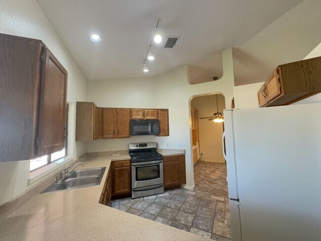 Building Photo - Nice 3 bedroom house with In Ground Pool