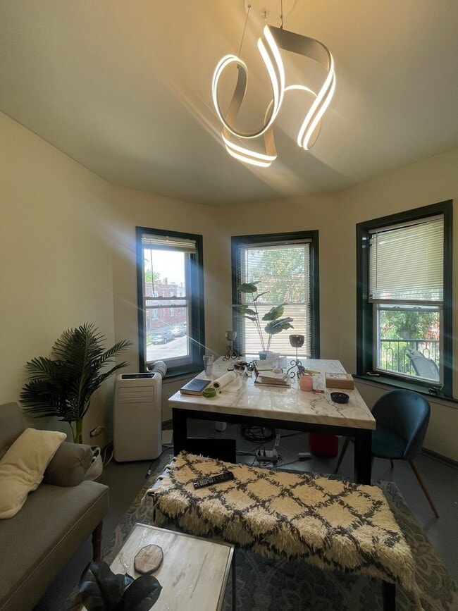 Building Photo - Charming 2BR Duplex in Chicago