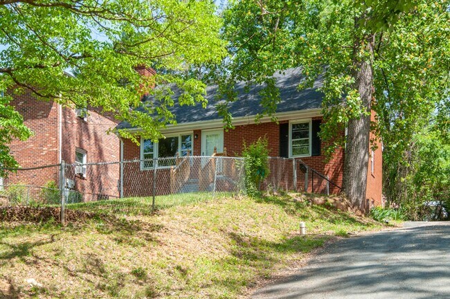 Foto del edificio - 238 Old Lynchburg Rd