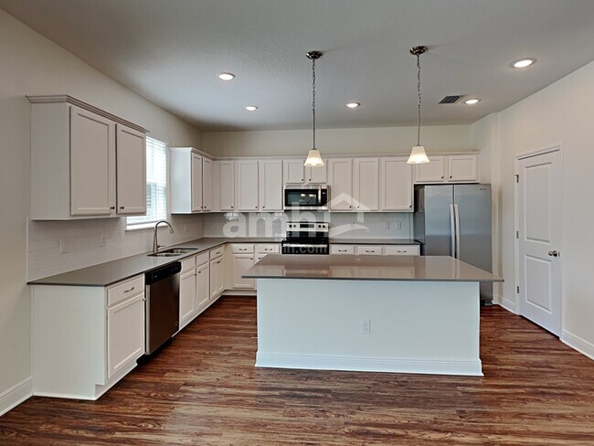Building Photo - 1109 Sky Lakes Drive