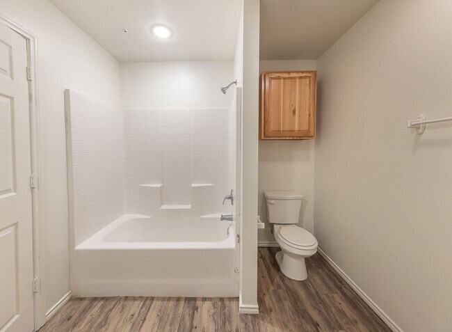 Foto del edificio - Leasing Special**  MOVE IN READY!