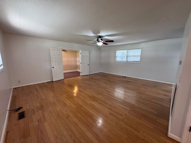Foto del edificio - 1709 Oak Hill Dr S