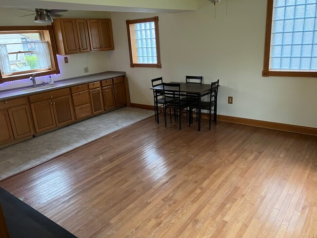 Open concept kitchen - 4454 Floyd Dr