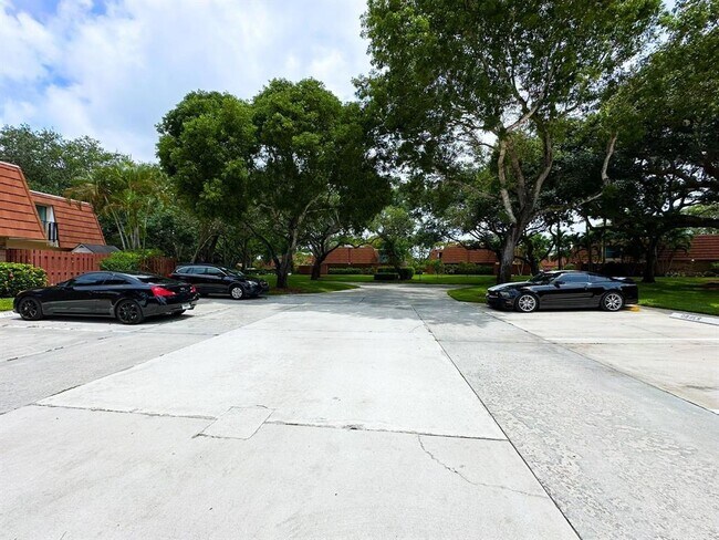 Foto del edificio - 1545 Augusta Cir
