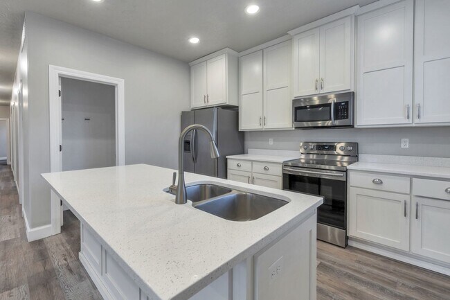 Foto del edificio - Spacious 4 Bed, 2 Bath Pet-Friendly Home with Central Air & 2-Car Garage! Available on July 6th!