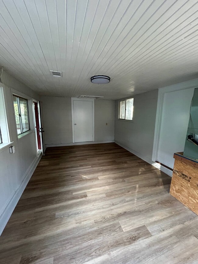 Building Photo - 815 W Main St