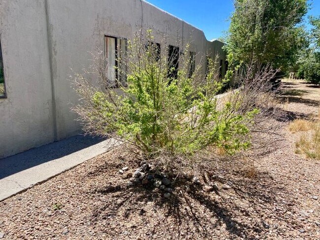 Building Photo - 208 Mescalero Rd NW