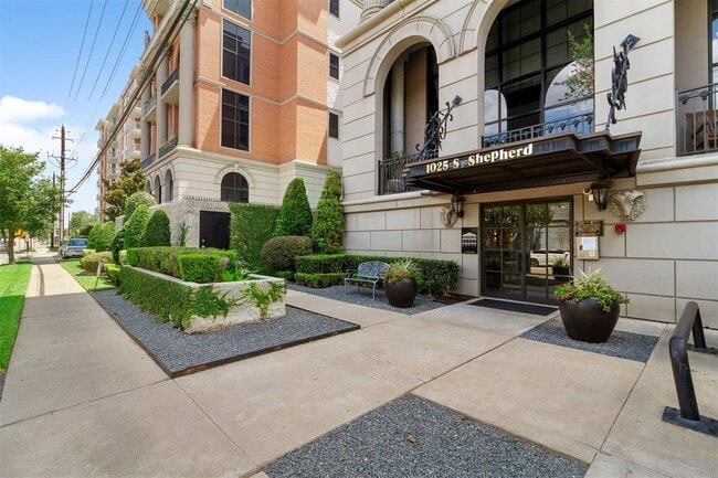Foto del edificio - 1025 S Shepherd Dr