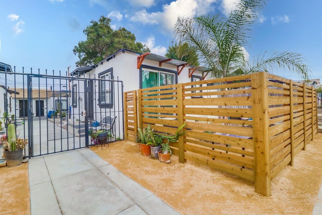 Building Photo - BC Chamoune