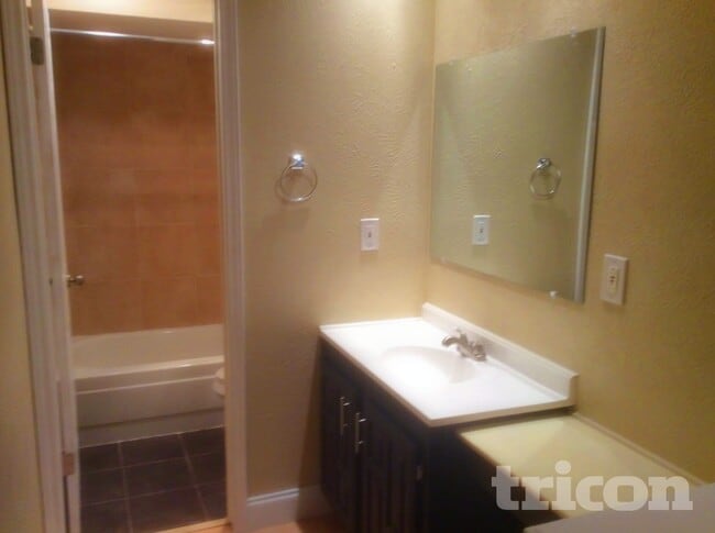 Foto del edificio - 6905 Forestview Dr