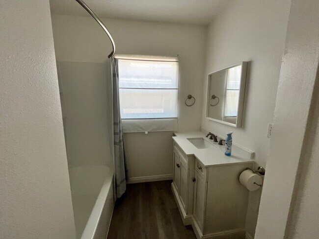 Foto del edificio - 3143 Poplar Blvd