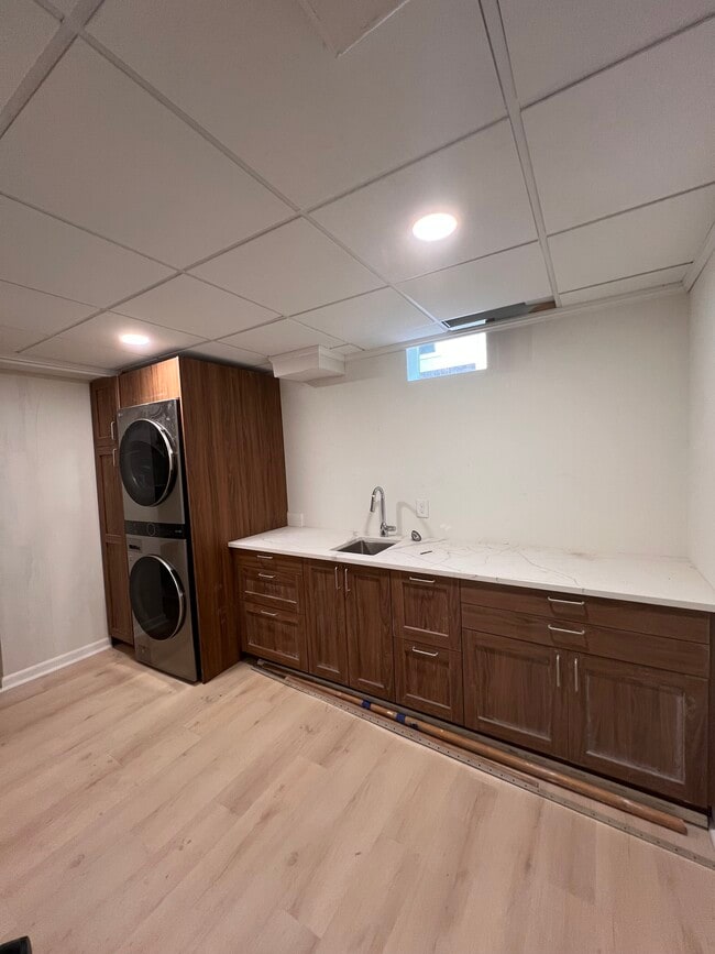 Building Photo - 18 Rustic W