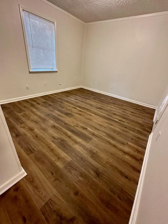 Building Photo - Duplex Apartment Great for a Family or for...