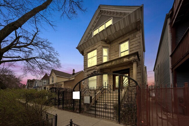 Building Photo - 2728 N Drake Ave
