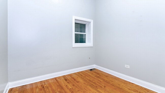 Building Photo - 915 W 32nd St
