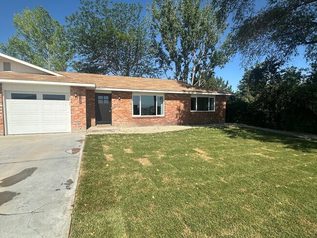 Foto del edificio - 2 bed, 1 Bath, 1 Car Garage, - Modern Insi...