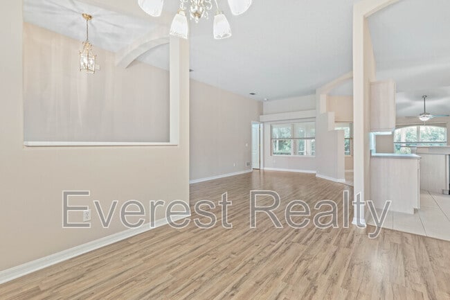 Building Photo - 120 Woodhaven Dr