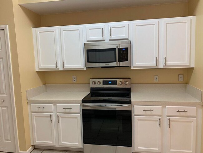 Building Photo - 6057 Maggies Cir