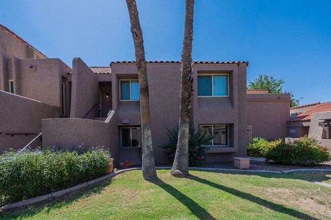 Building Photo - Live in luxury in this Scottsdale condo!